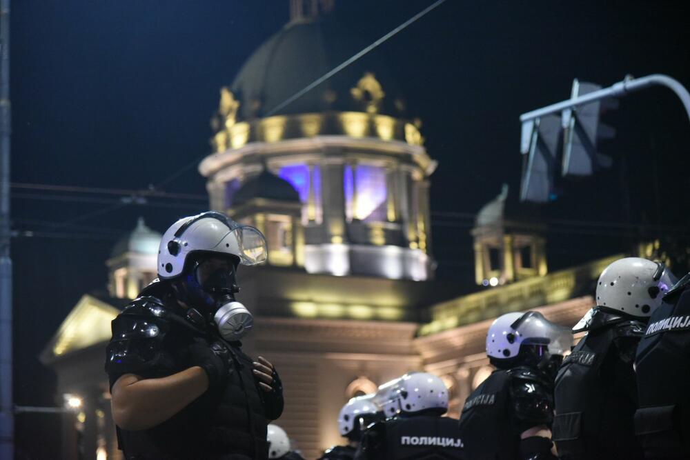 <p>Reporter “Vijesti” na protestima u Beogradu gdje hiljade nezadovoljnih, mahom mladih, zajedno izlaze na ulice uprkos izraženim ideološkim i drugim razlikama</p>