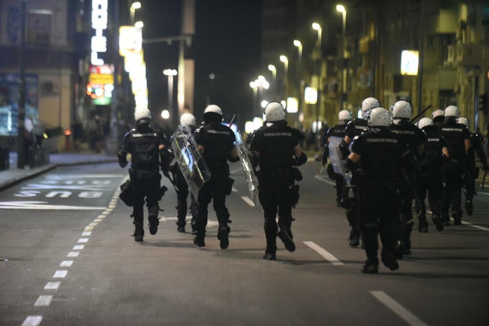 <p>Pogledajte šta je na ulicama Beograda tokom protesta zabilježio naš fotoreporter Boris Pejović</p>