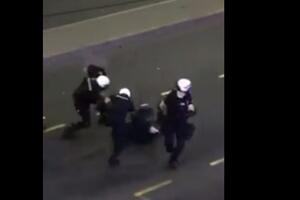 VIDEO Žandarmi šutiraju i udaraju mladića na Terazijama dok leži...