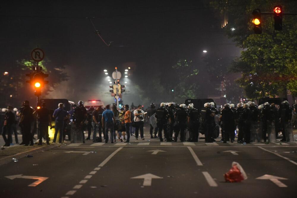 <p>Reporter “Vijesti” na protestima u Beogradu gdje hiljade nezadovoljnih, mahom mladih, zajedno izlaze na ulice uprkos izraženim ideološkim i drugim razlikama</p>