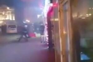 VIDEO Novi snimak policijske brutalnosti u Novom Sadu: Oborili...