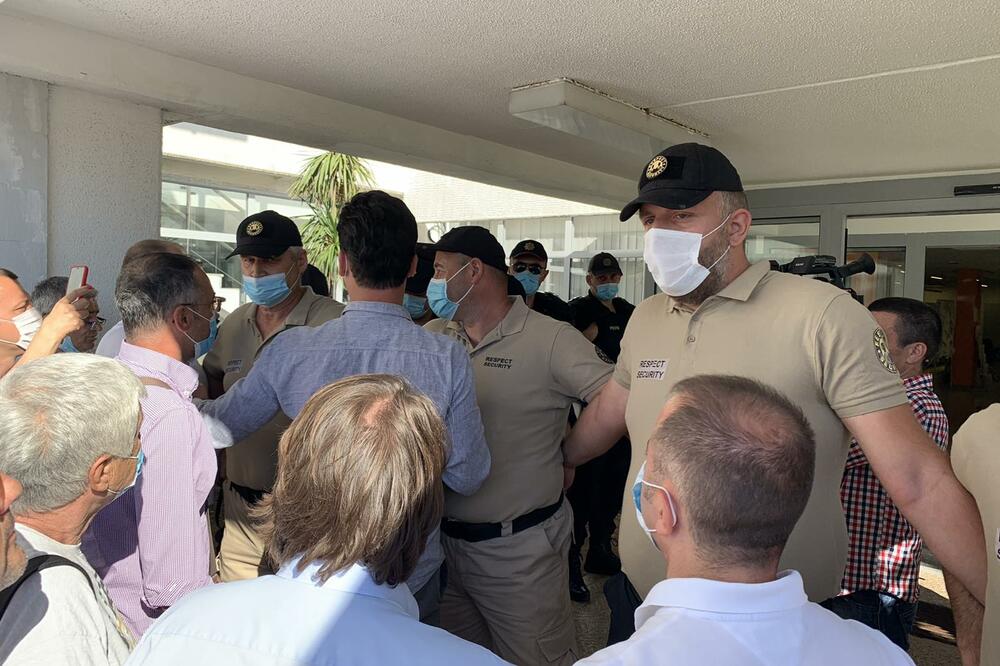 Privatno obezbjeđenje ponovo brani odbornicima ulaz, Foto: Vuk Lajović