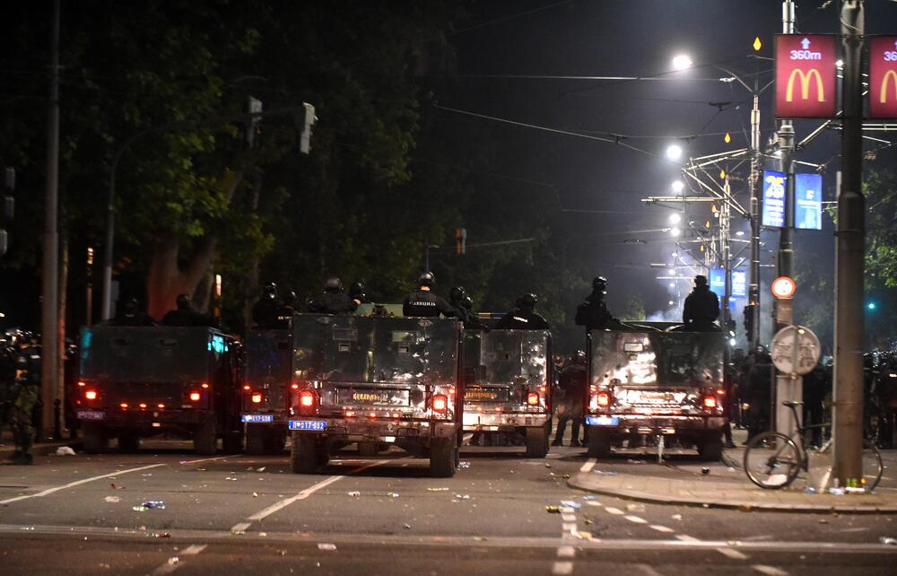 <p>Reporter “Vijesti” na protestima u Beogradu gdje hiljade nezadovoljnih, mahom mladih, zajedno izlaze na ulice uprkos izraženim ideološkim i drugim razlikama</p>