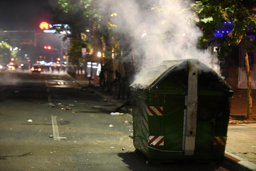 <p>Reporter “Vijesti” na protestima u Beogradu gdje hiljade nezadovoljnih, mahom mladih, zajedno izlaze na ulice uprkos izraženim ideološkim i drugim razlikama</p>