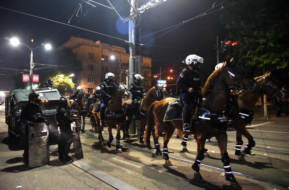 <p>Reporter “Vijesti” na protestima u Beogradu gdje hiljade nezadovoljnih, mahom mladih, zajedno izlaze na ulice uprkos izraženim ideološkim i drugim razlikama</p>