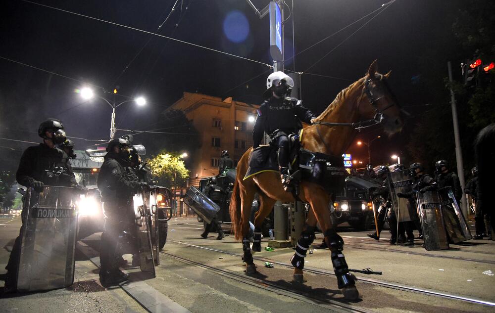 <p>Reporter “Vijesti” na protestima u Beogradu gdje hiljade nezadovoljnih, mahom mladih, zajedno izlaze na ulice uprkos izraženim ideološkim i drugim razlikama</p>