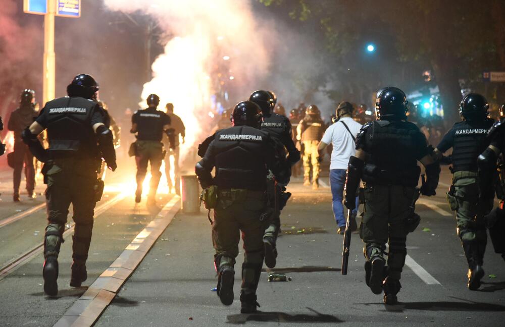 <p>U Beogradu je drugu noć zaredom došlo do velikih višesatnih nereda. Sukob policije i demonstranata se dešavao na više lokacija u glavnom gradu Srbije. Pogledajte šta je sve zabilježio fotoreporter "Vijesti Boris Pejović.</p>