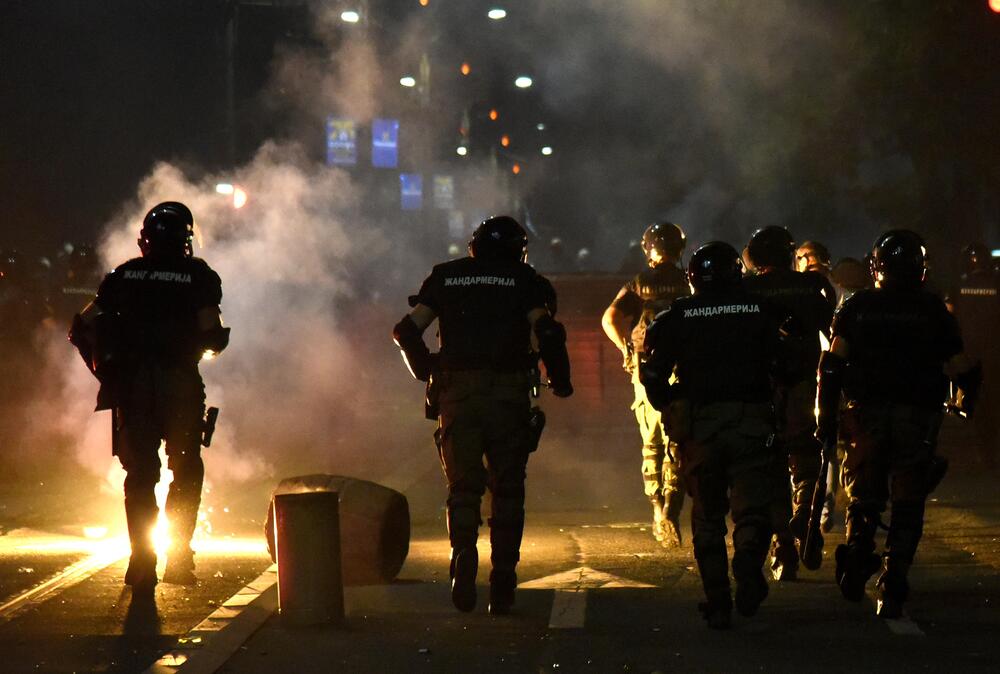 <p>U Beogradu je drugu noć zaredom došlo do velikih višesatnih nereda. Sukob policije i demonstranata se dešavao na više lokacija u glavnom gradu Srbije. Pogledajte šta je sve zabilježio fotoreporter "Vijesti Boris Pejović.</p>