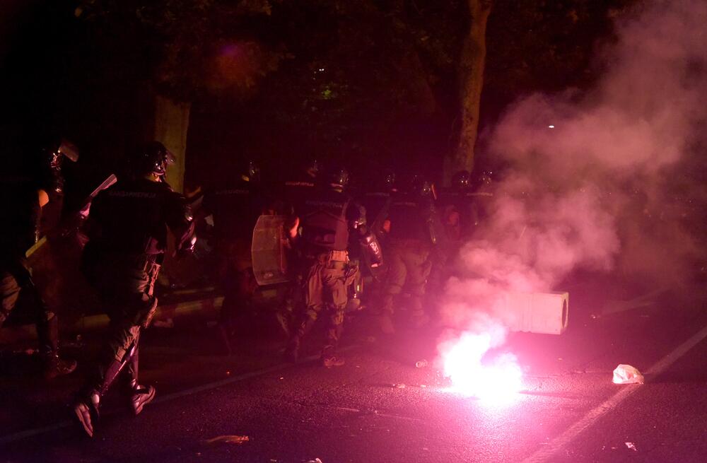 <p>U Beogradu je drugu noć zaredom došlo do velikih višesatnih nereda. Sukob policije i demonstranata se dešavao na više lokacija u glavnom gradu Srbije. Pogledajte šta je sve zabilježio fotoreporter "Vijesti Boris Pejović.</p>
