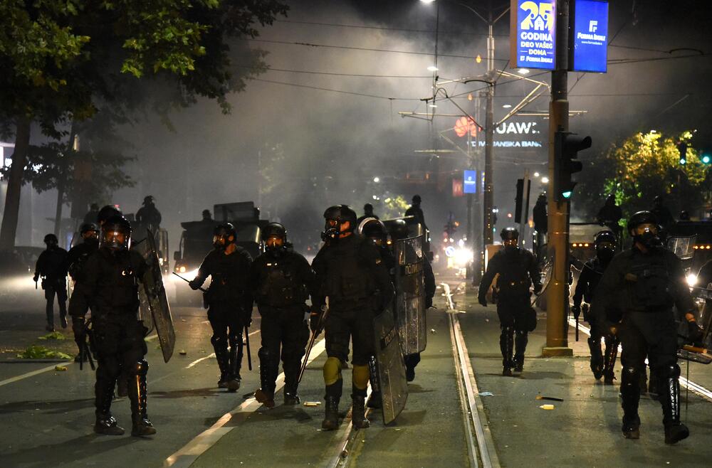 <p>Reporter “Vijesti” na protestima u Beogradu gdje hiljade nezadovoljnih, mahom mladih, zajedno izlaze na ulice uprkos izraženim ideološkim i drugim razlikama</p>