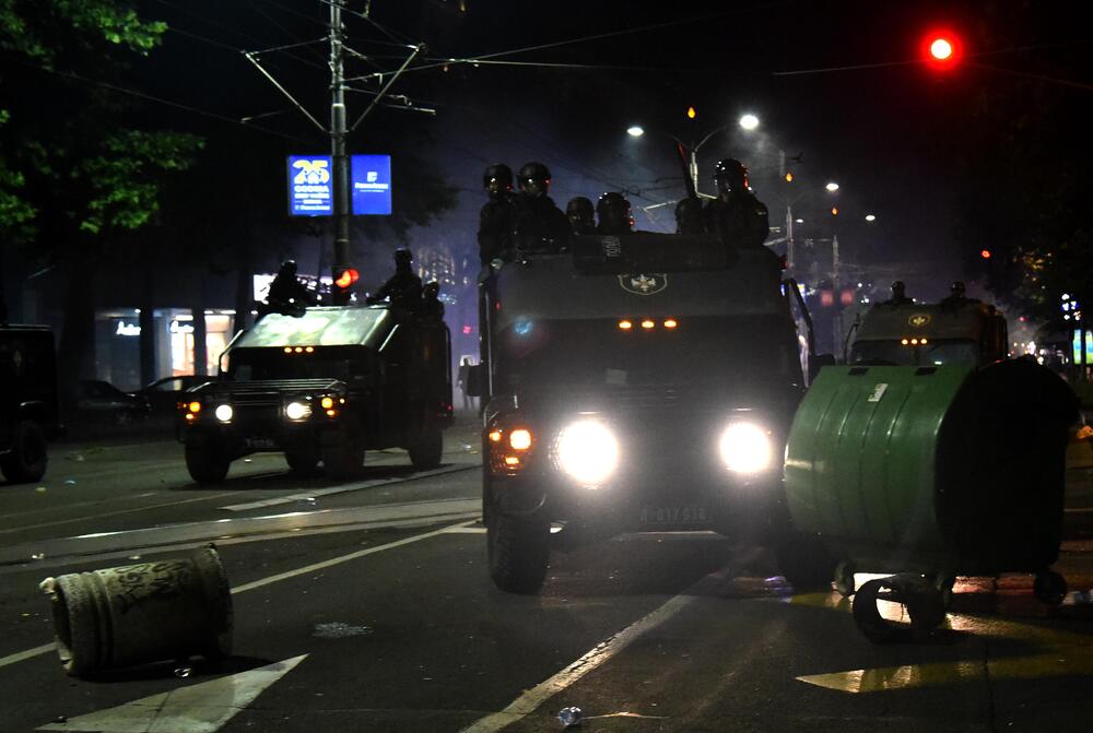 <p>Reporter “Vijesti” na protestima u Beogradu gdje hiljade nezadovoljnih, mahom mladih, zajedno izlaze na ulice uprkos izraženim ideološkim i drugim razlikama</p>