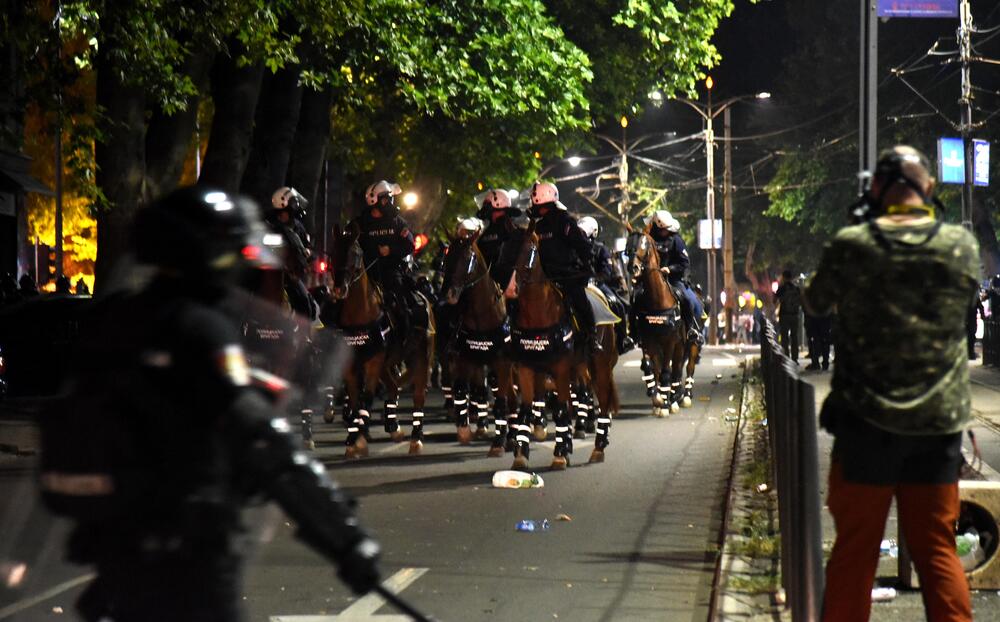 <p>Reporter “Vijesti” na protestima u Beogradu gdje hiljade nezadovoljnih, mahom mladih, zajedno izlaze na ulice uprkos izraženim ideološkim i drugim razlikama</p>