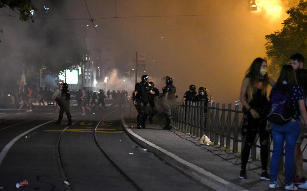 <p>Reporter “Vijesti” na protestima u Beogradu gdje hiljade nezadovoljnih, mahom mladih, zajedno izlaze na ulice uprkos izraženim ideološkim i drugim razlikama</p>