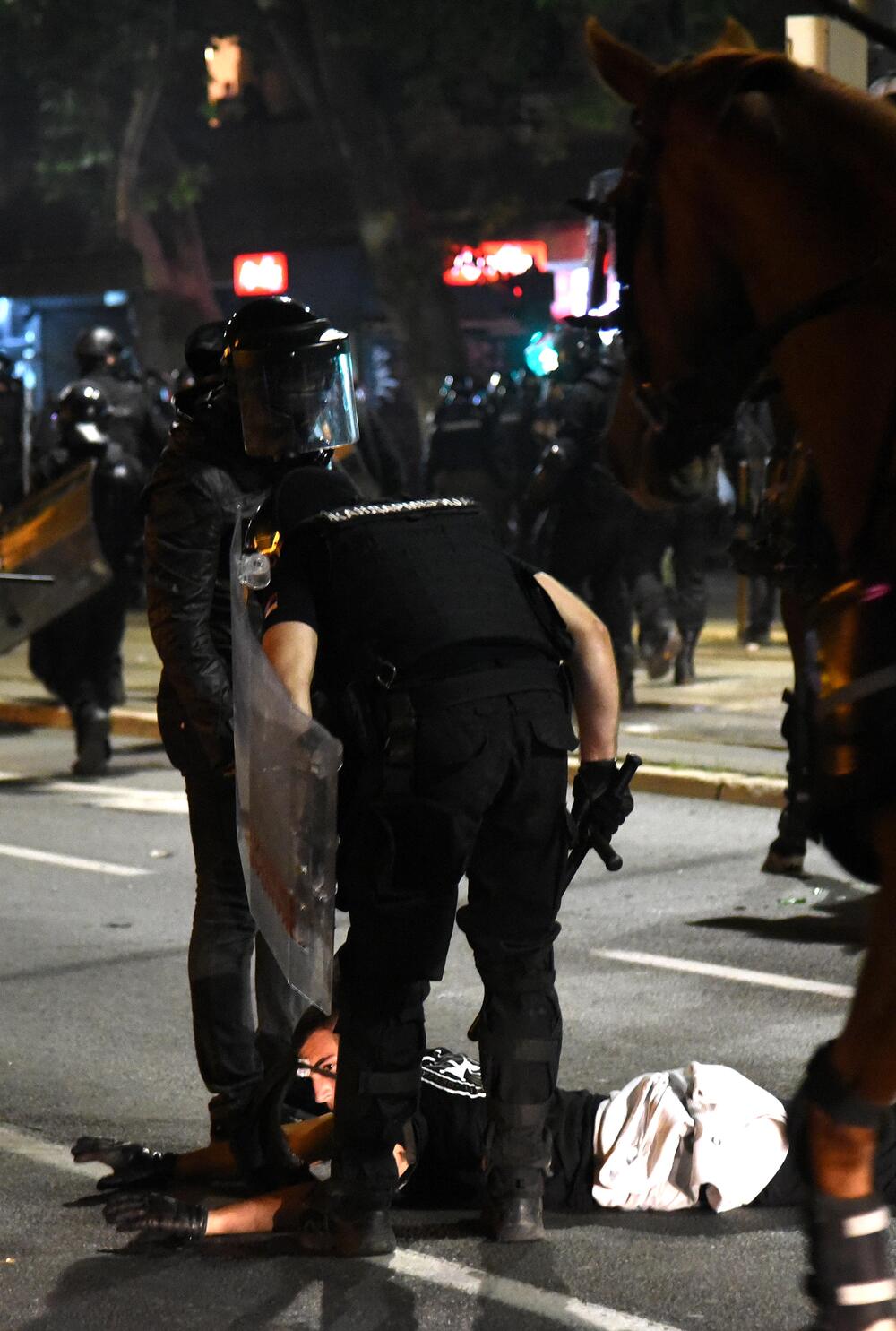 <p>U Beogradu je drugu noć zaredom došlo do velikih višesatnih nereda. Sukob policije i demonstranata se dešavao na više lokacija u glavnom gradu Srbije. Pogledajte šta je sve zabilježio fotoreporter "Vijesti Boris Pejović.</p>