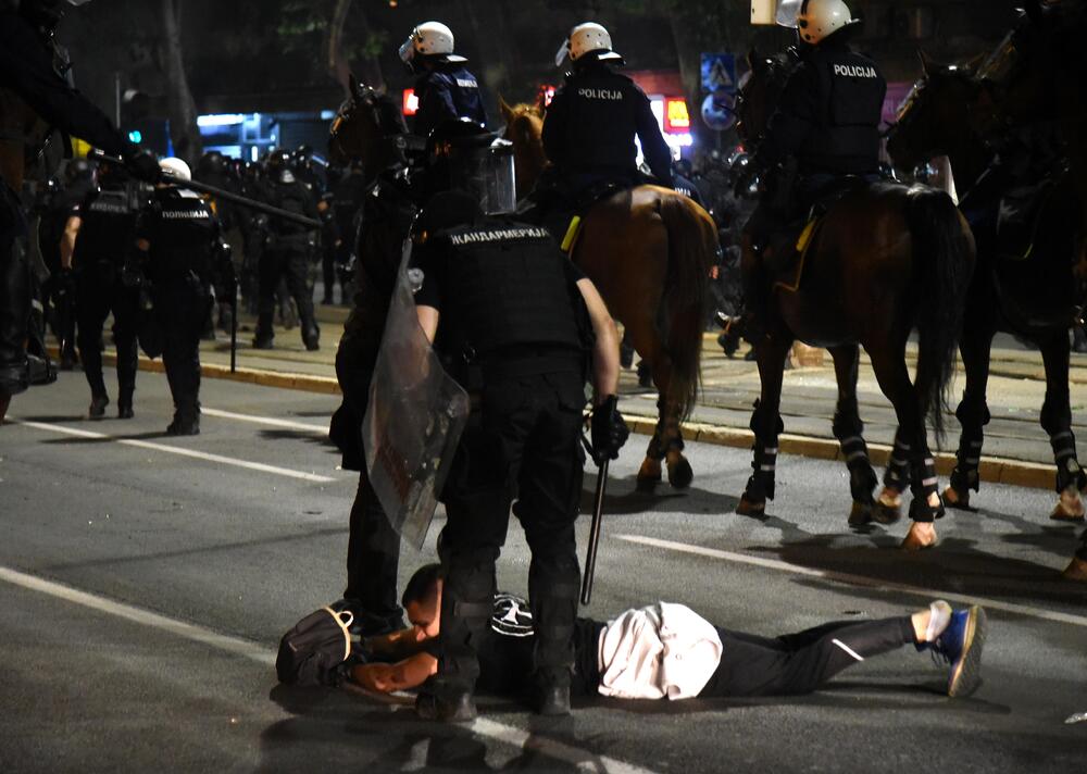 <p>Reporter “Vijesti” na protestima u Beogradu gdje hiljade nezadovoljnih, mahom mladih, zajedno izlaze na ulice uprkos izraženim ideološkim i drugim razlikama</p>