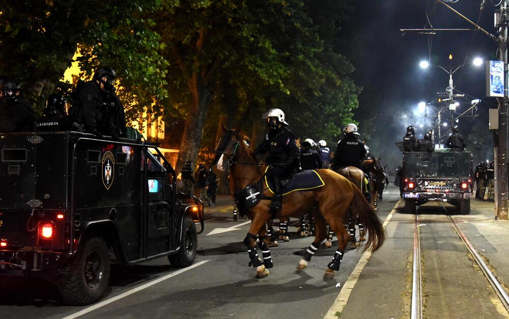 <p>Reporter “Vijesti” na protestima u Beogradu gdje hiljade nezadovoljnih, mahom mladih, zajedno izlaze na ulice uprkos izraženim ideološkim i drugim razlikama</p>