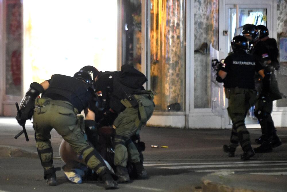 <p>Reporter “Vijesti” na protestima u Beogradu gdje hiljade nezadovoljnih, mahom mladih, zajedno izlaze na ulice uprkos izraženim ideološkim i drugim razlikama</p>