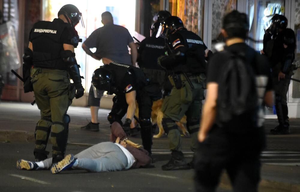 <p>Reporter “Vijesti” na protestima u Beogradu gdje hiljade nezadovoljnih, mahom mladih, zajedno izlaze na ulice uprkos izraženim ideološkim i drugim razlikama</p>