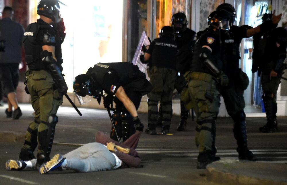 <p>Reporter “Vijesti” na protestima u Beogradu gdje hiljade nezadovoljnih, mahom mladih, zajedno izlaze na ulice uprkos izraženim ideološkim i drugim razlikama</p>