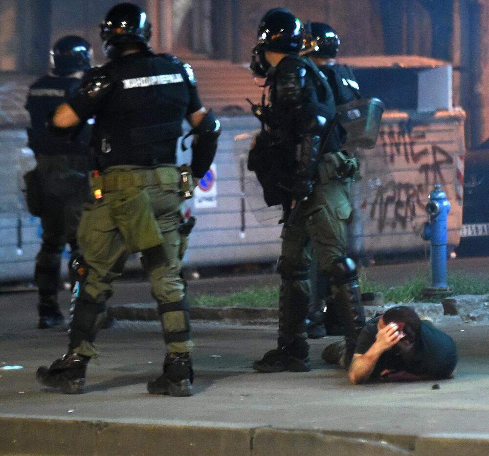 <p>Reporter “Vijesti” na protestima u Beogradu gdje hiljade nezadovoljnih, mahom mladih, zajedno izlaze na ulice uprkos izraženim ideološkim i drugim razlikama</p>