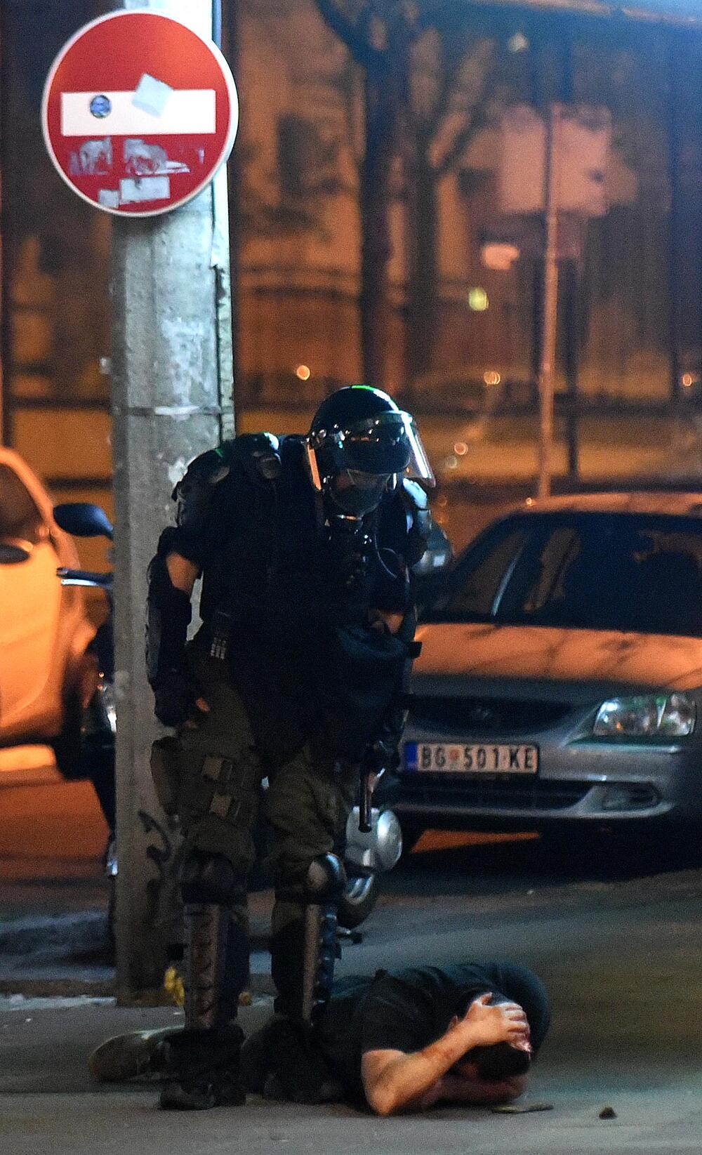 <p>U Beogradu je drugu noć zaredom došlo do velikih višesatnih nereda. Sukob policije i demonstranata se dešavao na više lokacija u glavnom gradu Srbije. Pogledajte šta je sve zabilježio fotoreporter "Vijesti Boris Pejović.</p>