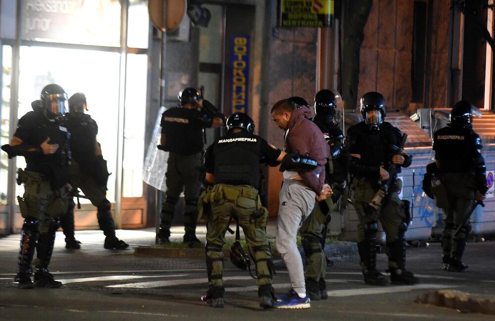 <p>U Beogradu je drugu noć zaredom došlo do velikih višesatnih nereda. Sukob policije i demonstranata se dešavao na više lokacija u glavnom gradu Srbije. Pogledajte šta je sve zabilježio fotoreporter "Vijesti Boris Pejović.</p>