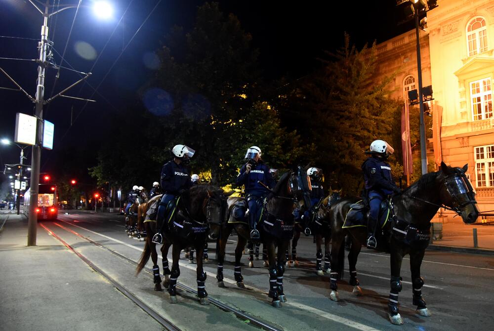 <p>U Beogradu je drugu noć zaredom došlo do velikih višesatnih nereda. Sukob policije i demonstranata se dešavao na više lokacija u glavnom gradu Srbije. Pogledajte šta je sve zabilježio fotoreporter "Vijesti Boris Pejović.</p>