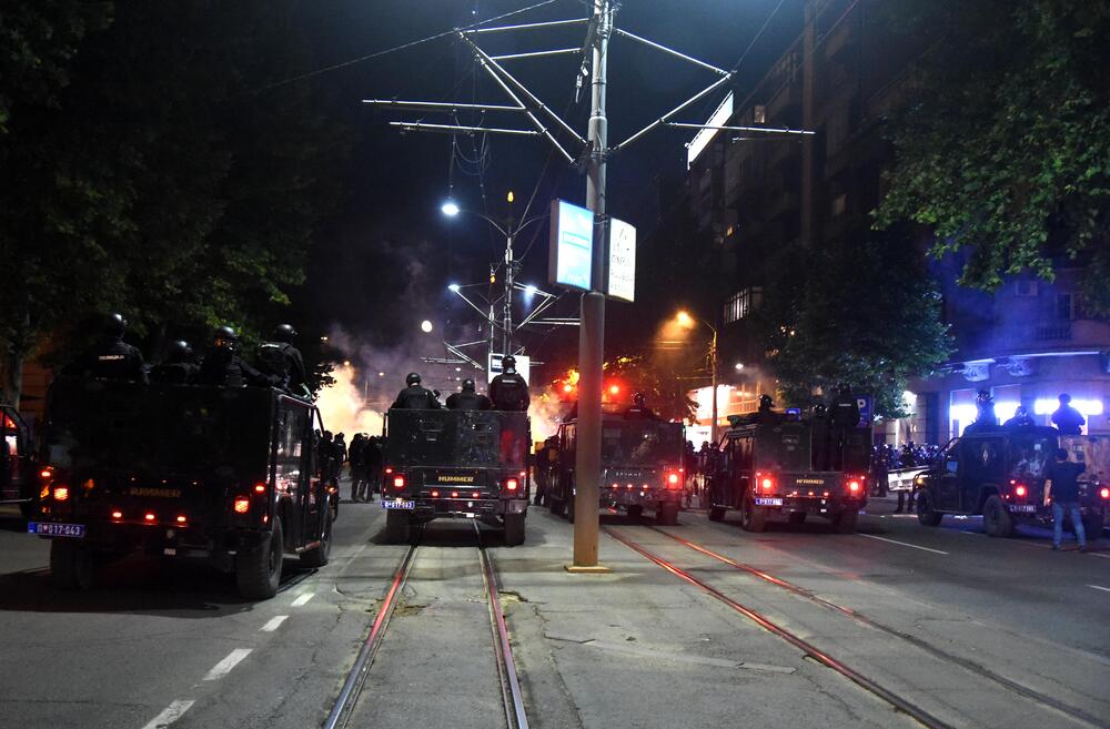 <p>U Beogradu je drugu noć zaredom došlo do velikih višesatnih nereda. Sukob policije i demonstranata se dešavao na više lokacija u glavnom gradu Srbije. Pogledajte šta je sve zabilježio fotoreporter "Vijesti Boris Pejović.</p>