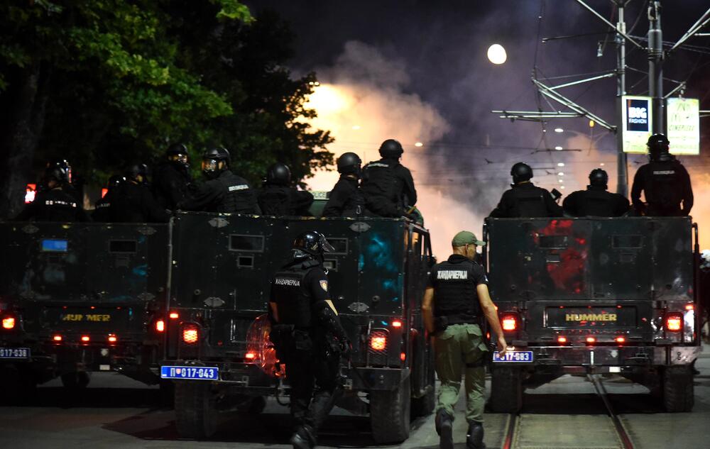 <p>U Beogradu je drugu noć zaredom došlo do velikih višesatnih nereda. Sukob policije i demonstranata se dešavao na više lokacija u glavnom gradu Srbije. Pogledajte šta je sve zabilježio fotoreporter "Vijesti Boris Pejović.</p>
