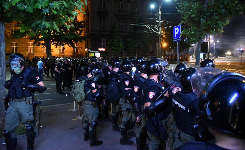 <p>Reporter “Vijesti” na protestima u Beogradu gdje hiljade nezadovoljnih, mahom mladih, zajedno izlaze na ulice uprkos izraženim ideološkim i drugim razlikama</p>