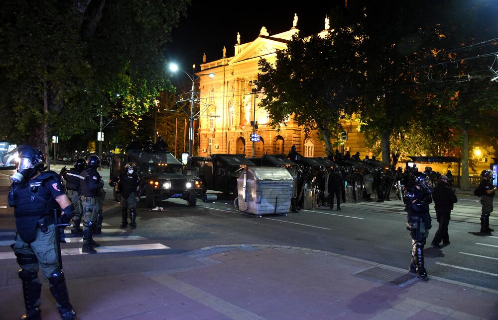 <p>Reporter “Vijesti” na protestima u Beogradu gdje hiljade nezadovoljnih, mahom mladih, zajedno izlaze na ulice uprkos izraženim ideološkim i drugim razlikama</p>