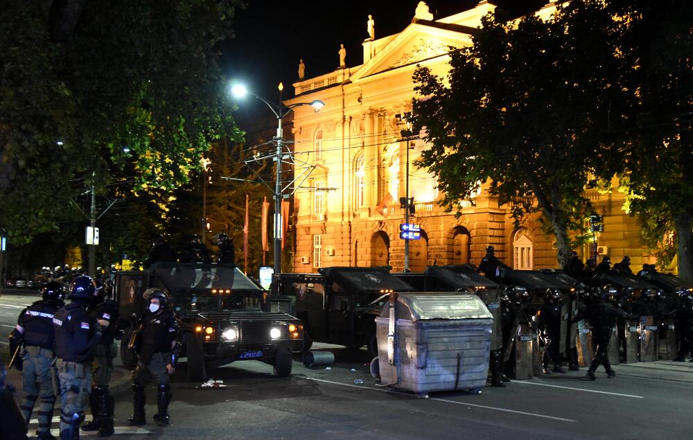 <p>Reporter “Vijesti” na protestima u Beogradu gdje hiljade nezadovoljnih, mahom mladih, zajedno izlaze na ulice uprkos izraženim ideološkim i drugim razlikama</p>