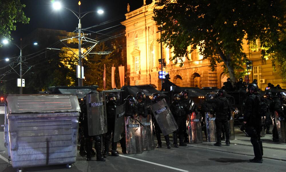 <p>Reporter “Vijesti” na protestima u Beogradu gdje hiljade nezadovoljnih, mahom mladih, zajedno izlaze na ulice uprkos izraženim ideološkim i drugim razlikama</p>