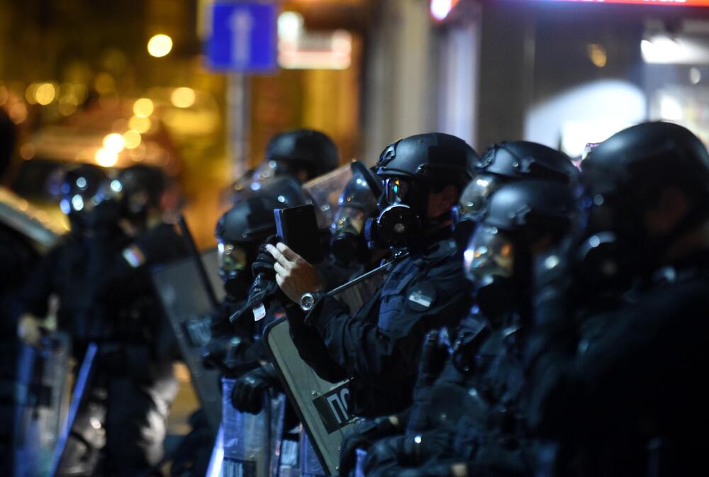 <p>Reporter “Vijesti” na protestima u Beogradu gdje hiljade nezadovoljnih, mahom mladih, zajedno izlaze na ulice uprkos izraženim ideološkim i drugim razlikama</p>