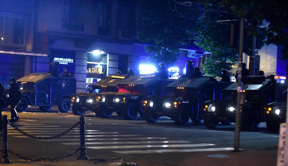 <p>Reporter “Vijesti” na protestima u Beogradu gdje hiljade nezadovoljnih, mahom mladih, zajedno izlaze na ulice uprkos izraženim ideološkim i drugim razlikama</p>