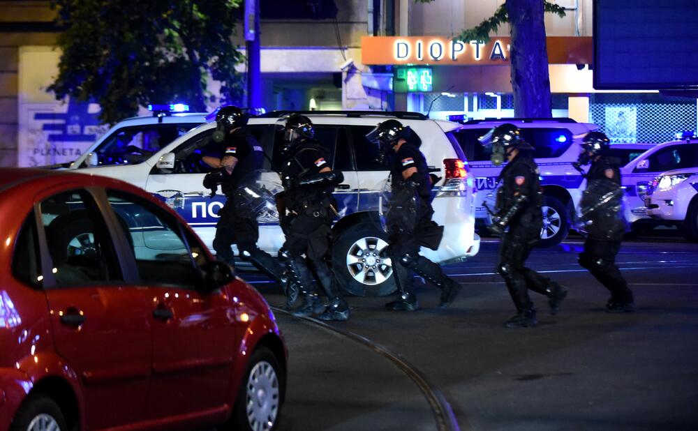 <p>Reporter “Vijesti” na protestima u Beogradu gdje hiljade nezadovoljnih, mahom mladih, zajedno izlaze na ulice uprkos izraženim ideološkim i drugim razlikama</p>