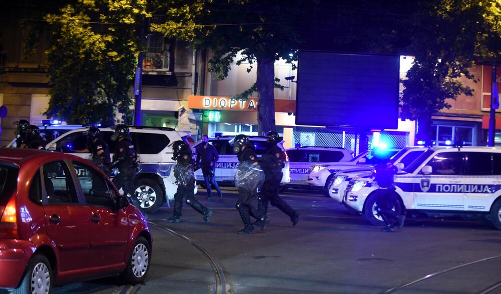 <p>Reporter “Vijesti” na protestima u Beogradu gdje hiljade nezadovoljnih, mahom mladih, zajedno izlaze na ulice uprkos izraženim ideološkim i drugim razlikama</p>