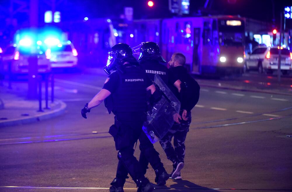 <p>Reporter “Vijesti” na protestima u Beogradu gdje hiljade nezadovoljnih, mahom mladih, zajedno izlaze na ulice uprkos izraženim ideološkim i drugim razlikama</p>