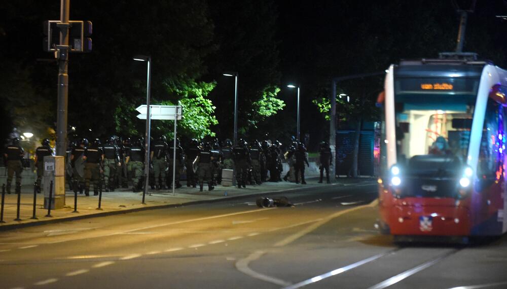 <p>Reporter “Vijesti” na protestima u Beogradu gdje hiljade nezadovoljnih, mahom mladih, zajedno izlaze na ulice uprkos izraženim ideološkim i drugim razlikama</p>