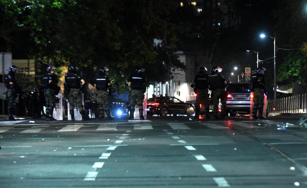 <p>Reporter “Vijesti” na protestima u Beogradu gdje hiljade nezadovoljnih, mahom mladih, zajedno izlaze na ulice uprkos izraženim ideološkim i drugim razlikama</p>