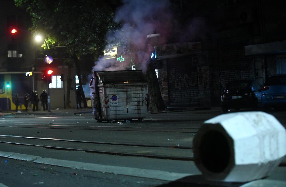 <p>Reporter “Vijesti” na protestima u Beogradu gdje hiljade nezadovoljnih, mahom mladih, zajedno izlaze na ulice uprkos izraženim ideološkim i drugim razlikama</p>