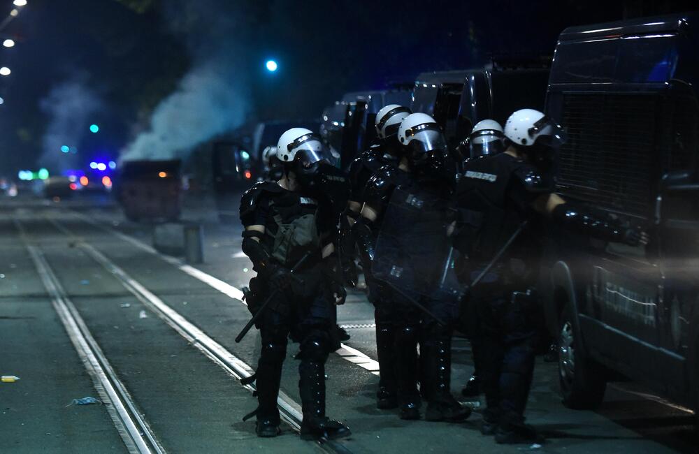 <p>Reporter “Vijesti” na protestima u Beogradu gdje hiljade nezadovoljnih, mahom mladih, zajedno izlaze na ulice uprkos izraženim ideološkim i drugim razlikama</p>