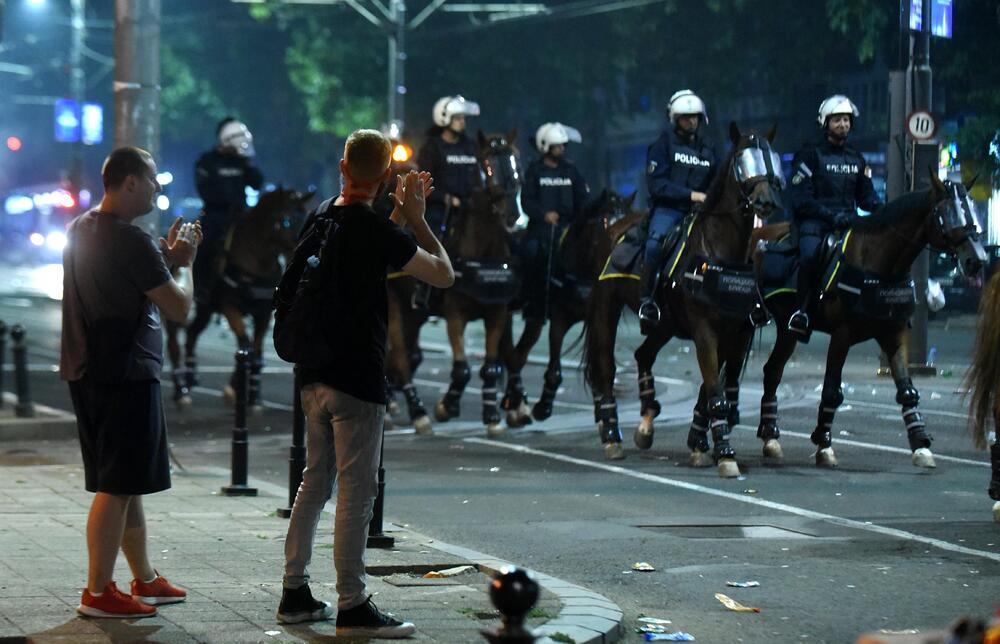 <p>U Beogradu je drugu noć zaredom došlo do velikih višesatnih nereda. Sukob policije i demonstranata se dešavao na više lokacija u glavnom gradu Srbije. Pogledajte šta je sve zabilježio fotoreporter "Vijesti Boris Pejović.</p>