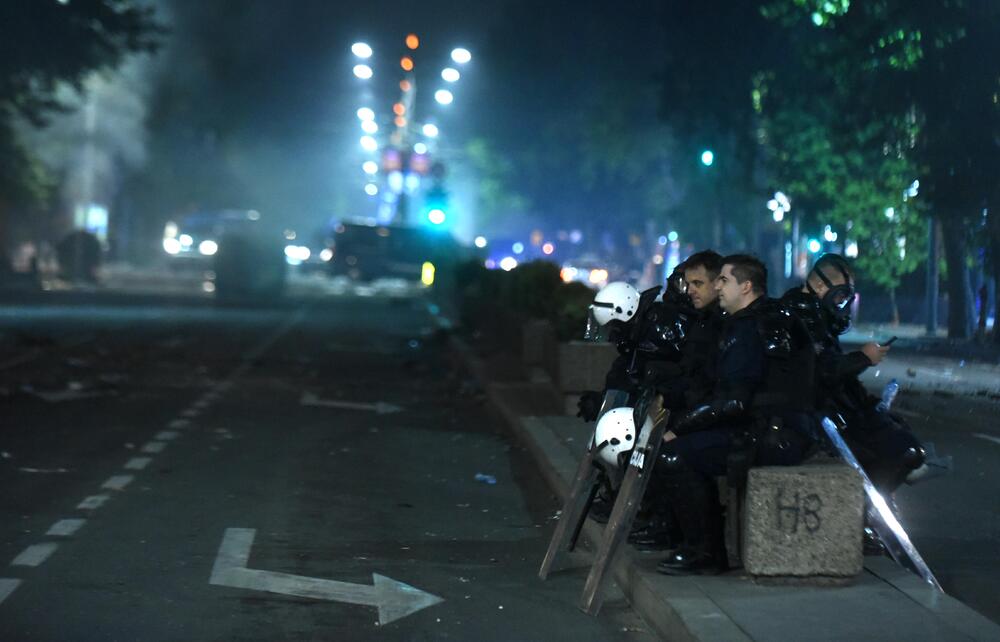 <p>U Beogradu je drugu noć zaredom došlo do velikih višesatnih nereda. Sukob policije i demonstranata se dešavao na više lokacija u glavnom gradu Srbije. Pogledajte šta je sve zabilježio fotoreporter "Vijesti Boris Pejović.</p>