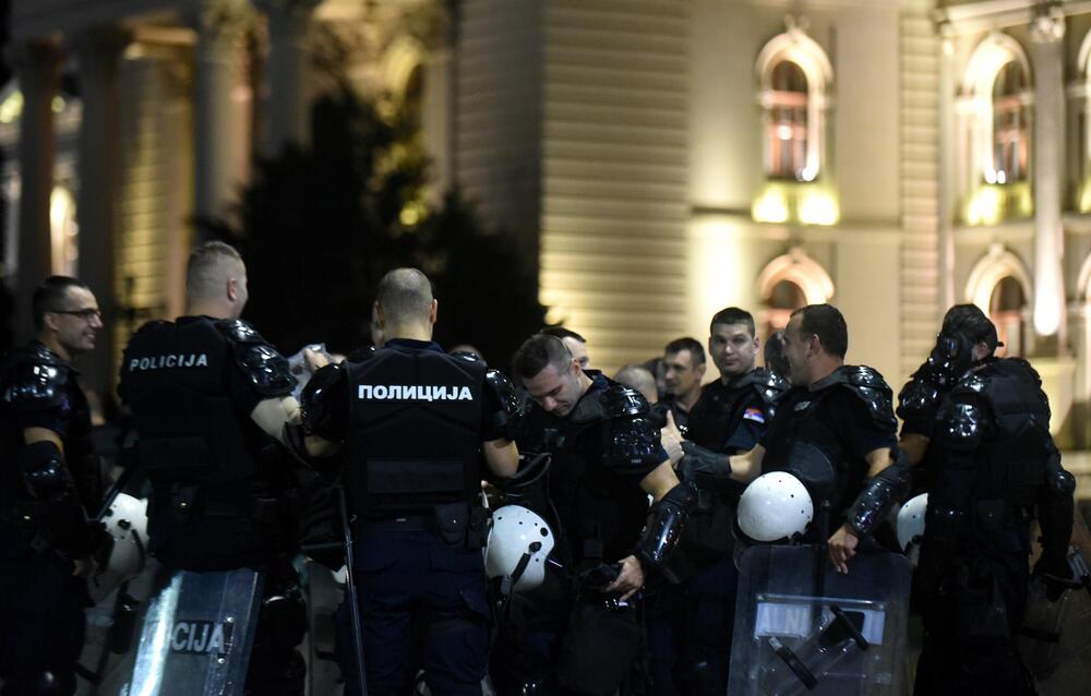 <p>Reporter “Vijesti” na protestima u Beogradu gdje hiljade nezadovoljnih, mahom mladih, zajedno izlaze na ulice uprkos izraženim ideološkim i drugim razlikama</p>