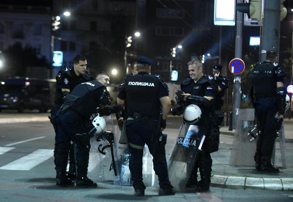 <p>Reporter “Vijesti” na protestima u Beogradu gdje hiljade nezadovoljnih, mahom mladih, zajedno izlaze na ulice uprkos izraženim ideološkim i drugim razlikama</p>