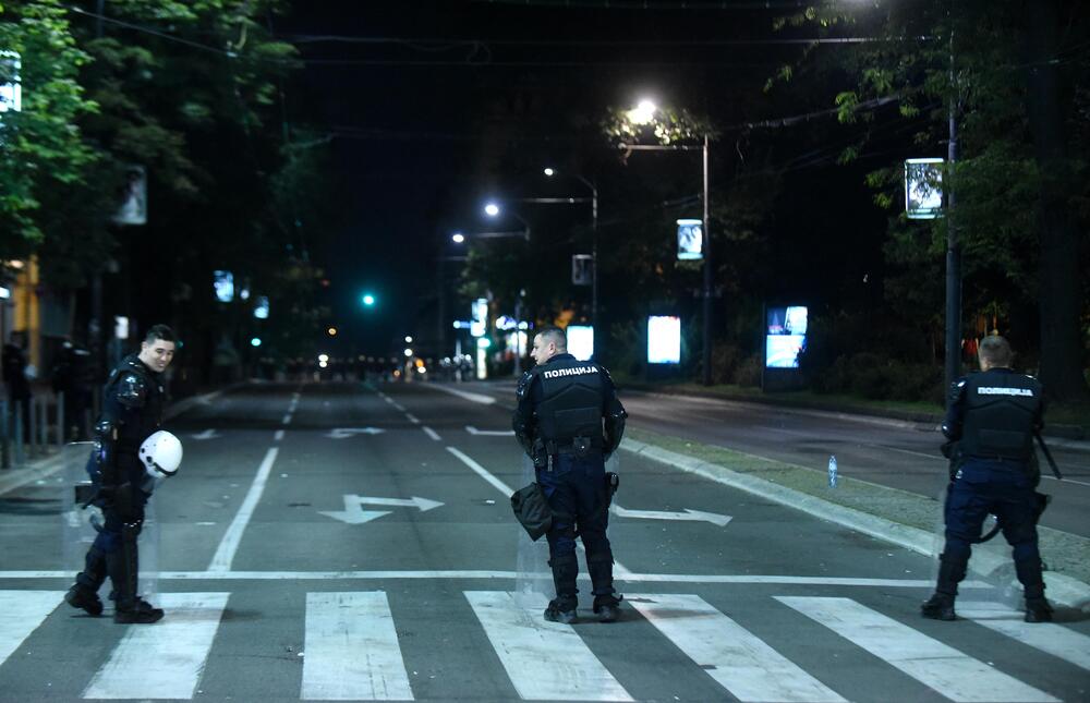 <p>U Beogradu je drugu noć zaredom došlo do velikih višesatnih nereda. Sukob policije i demonstranata se dešavao na više lokacija u glavnom gradu Srbije. Pogledajte šta je sve zabilježio fotoreporter "Vijesti Boris Pejović.</p>