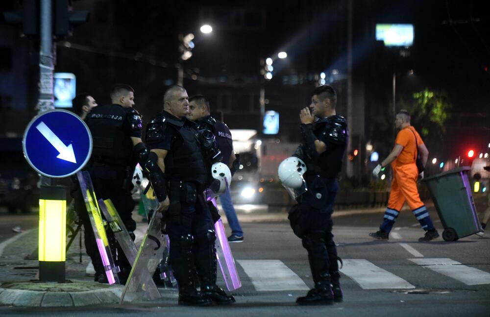 <p>Reporter “Vijesti” na protestima u Beogradu gdje hiljade nezadovoljnih, mahom mladih, zajedno izlaze na ulice uprkos izraženim ideološkim i drugim razlikama</p>