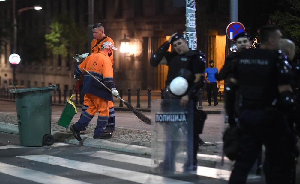 <p>Reporter “Vijesti” na protestima u Beogradu gdje hiljade nezadovoljnih, mahom mladih, zajedno izlaze na ulice uprkos izraženim ideološkim i drugim razlikama</p>