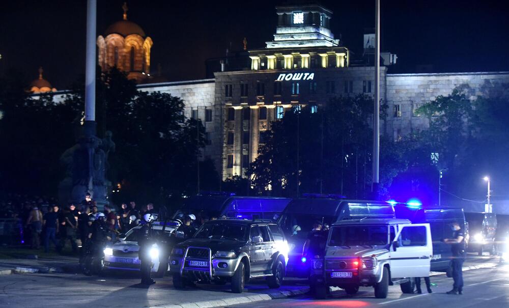 <p>Reporter “Vijesti” na protestima u Beogradu gdje hiljade nezadovoljnih, mahom mladih, zajedno izlaze na ulice uprkos izraženim ideološkim i drugim razlikama</p>